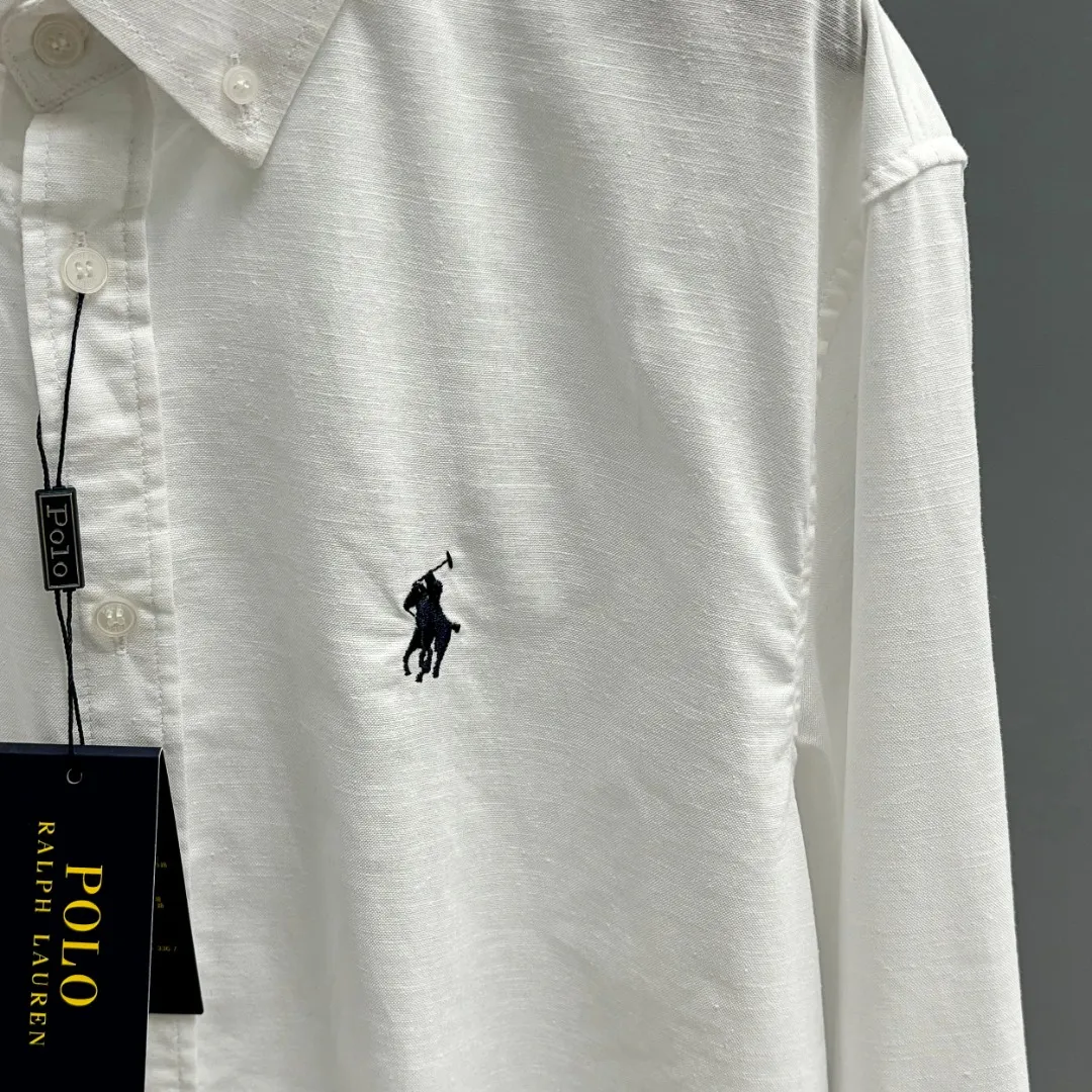 P210 Ralph Lauren/Ralph Lauren early autumn linen embroidered shirt is made of customized natural plant fiber linen fabric with unique bamboo texture and has a simple and simple beauty. It has a loose fit and a three-dimensional upper body. The lines are smooth and natural. From the shoulder line to the waist line and then to the hem, the line transition is smooth. There are no unnecessary folds or accumulations. The whole body is neat and stretched. The chest is embellished with the iconic pony embroidery. It is simple but highly recognizable. The embroidery thread has a natural color transition and the stitches are even and uniform in size. The stitches can also connect naturally and the lines are smooth and not stiff. Size: S M L XL